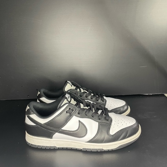 Negotiable Nike dunk low panda 2021 size 8,5 men really good condition - Picture 4 of 5